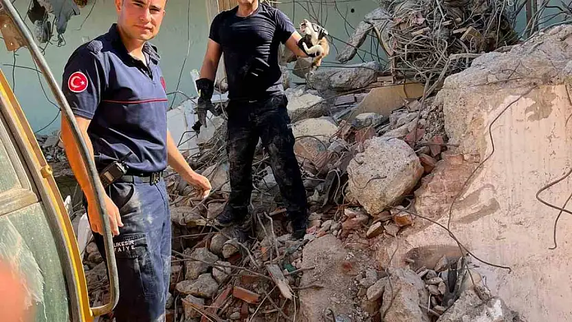 İnşaat yıkım alanında sıkışan yavru kedi kurtarıldı