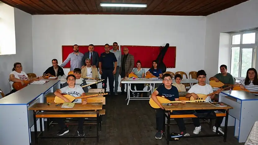 Kaymakam Odabaş'tan Tahtakuşlar'da bağlama kursuna ziyaret