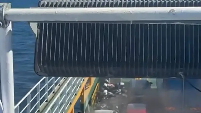 Marmara Adası açıklarında yangın çıkam feribotta can pazarı: 200 yolcu tahliye ediliyor