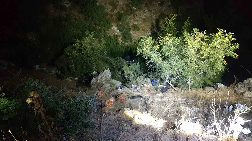 Susurluk'ta şarampole yuvarlanan araçta 2 kişi yaralandı