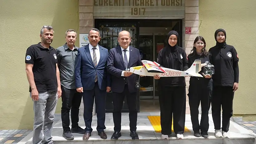 Türkiye ikincisi olan öğrencilerden Edremit Ticaret Odası'na ziyaret
