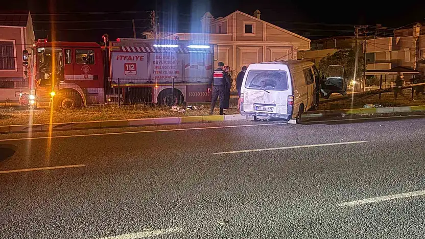 Yoldan çıkıp elektrik direğine çarpan minibüste can pazarı