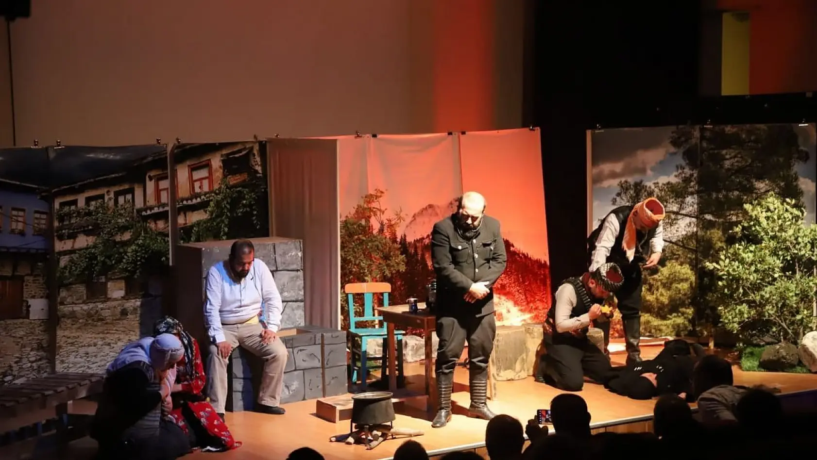 'Asker Makbule' tiyatro oyunu Turgutlu'da sahnelendi