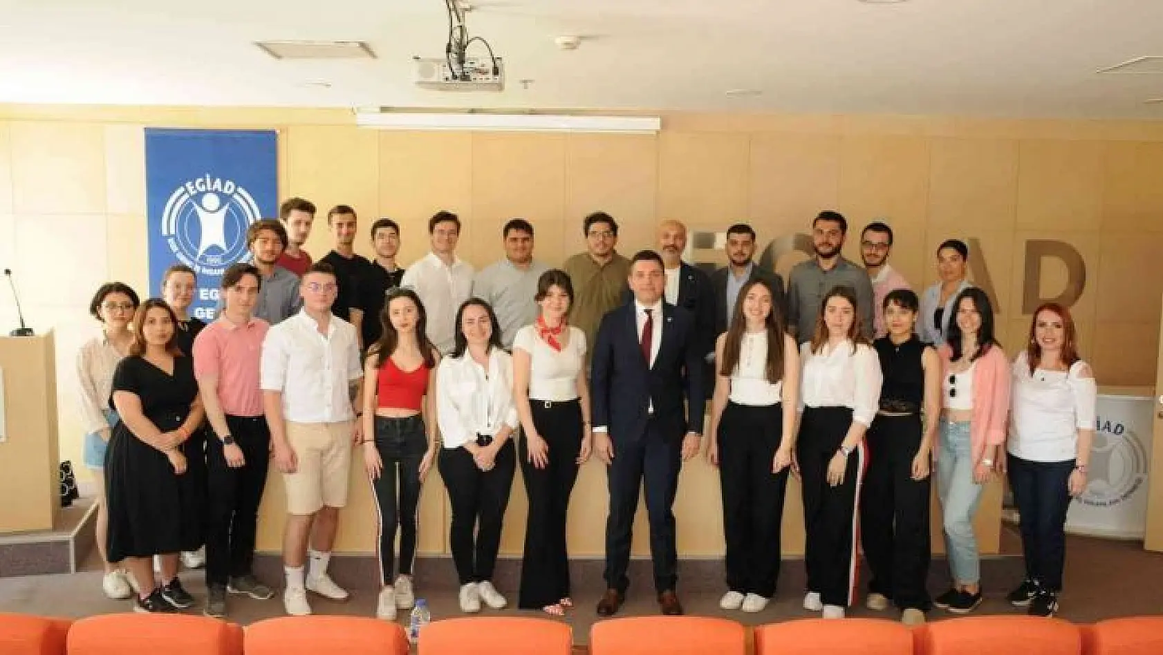 'Gençler geleceği, dünyayı ve Türkiye'yi daha iyi değerlendiriyor'