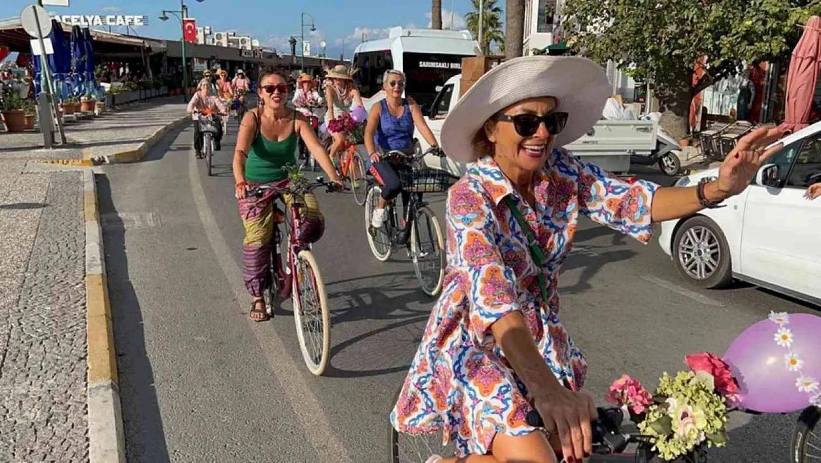 'Süslü Kadınlar Bisiklet Turu' Ayvalık'ta yapıldı
