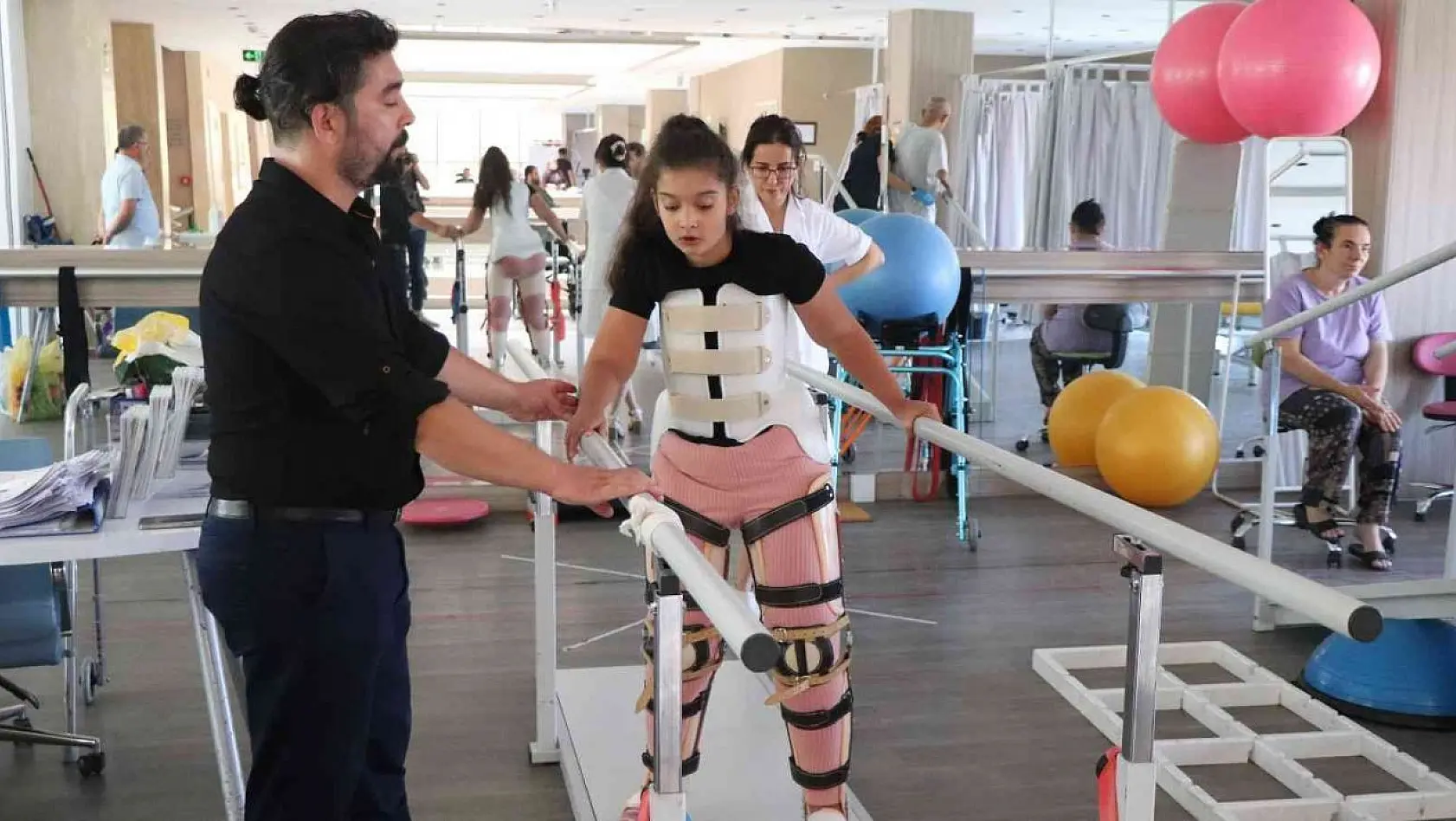 11 yıldır yürüyemeyen Betül, 2 yıllık tedavinin ardından ilk adımlarını attı