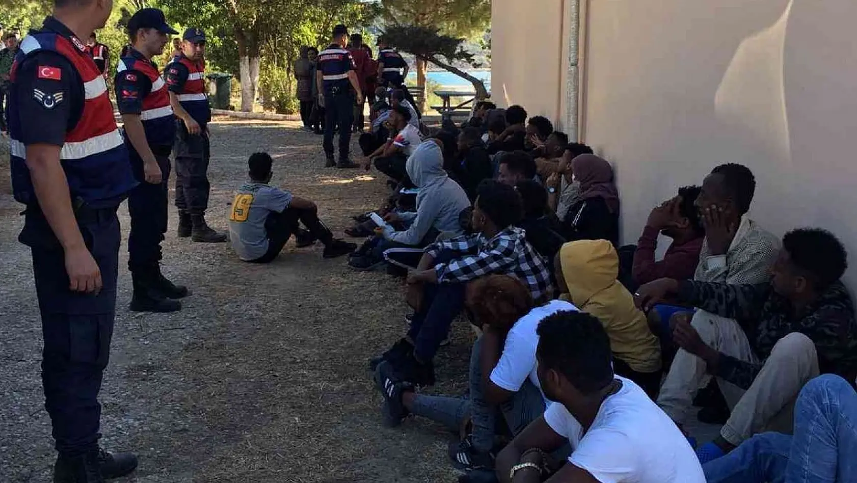22 düzensiz göçmen kurtarıldı, 2 organizatör yakalandı