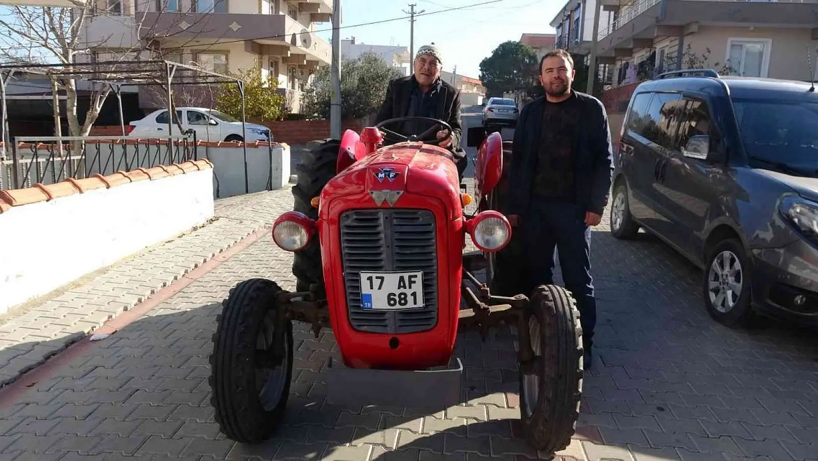 37 yıl boyunca kullandığı traktörünü sattığı için üzüldü, oğlu geri alıp hediye etti