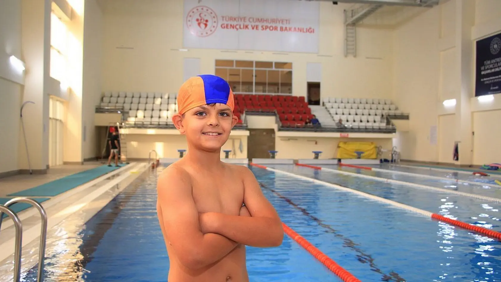 9 yaşındaki minik yüzücünün hedefi milli takım