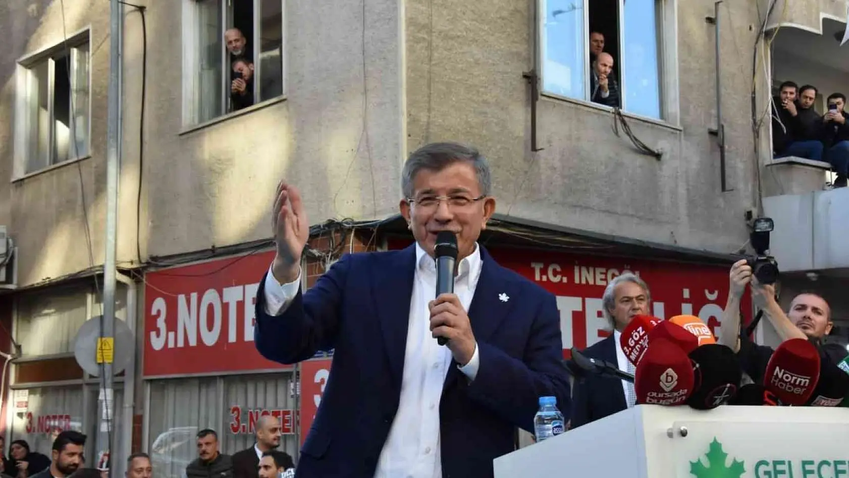 Ahmet Davutoğlu'na vatandaştan 'PKK ile berabersiniz' tepkisi