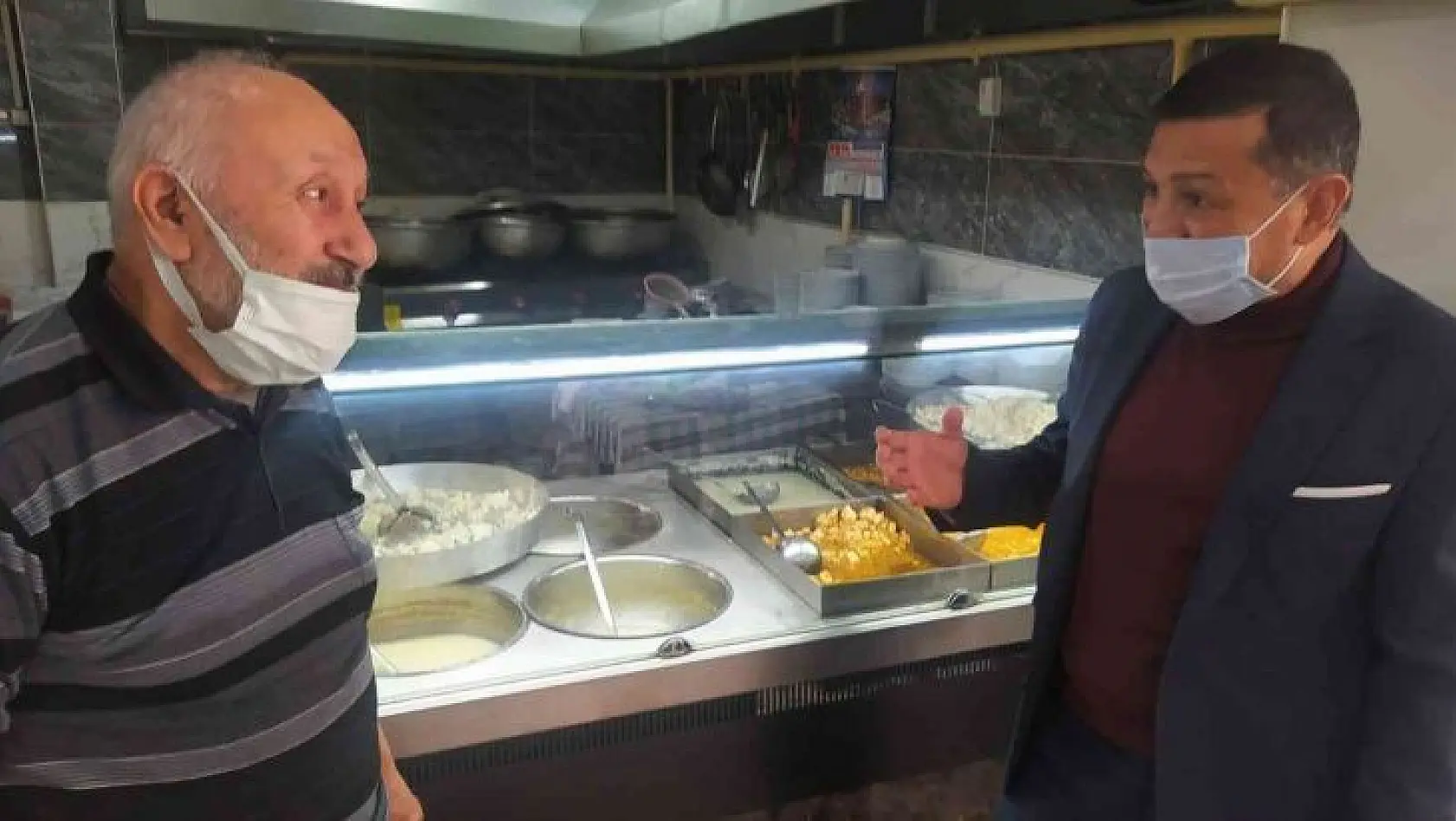 Ahmet Erbaş, askıda geleneğini 40 yıldır devam ettiren işletmeciyi tebrik etti