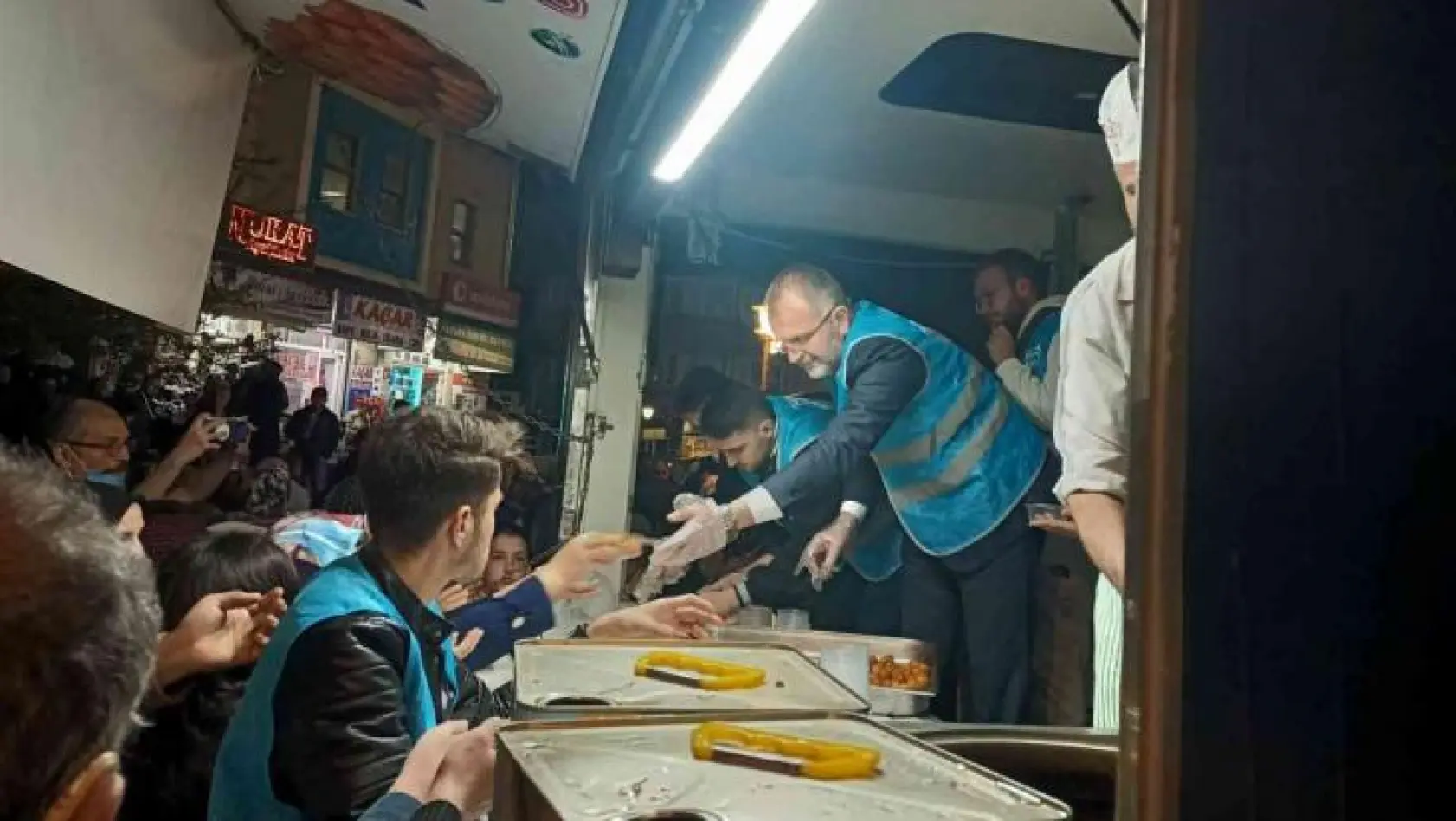 AK Parti'den Kadir Gecesi'nde lokma tatlısı ikramı