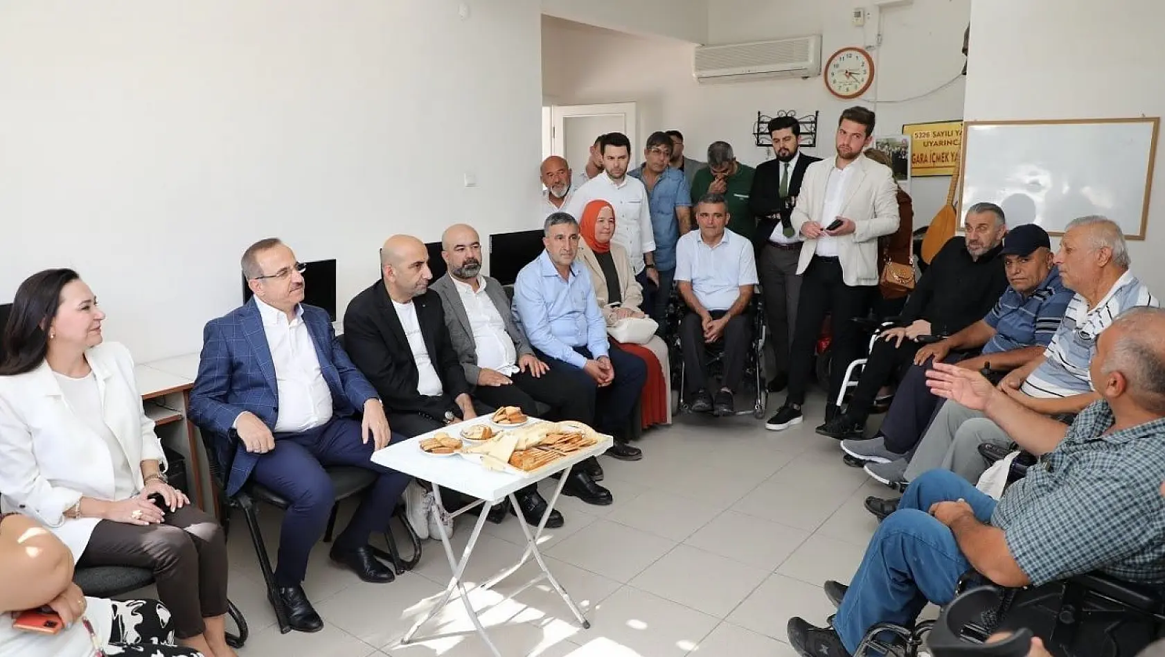 AK Parti İzmir'den engelli ve yaşlı vatandaşlara öncelik