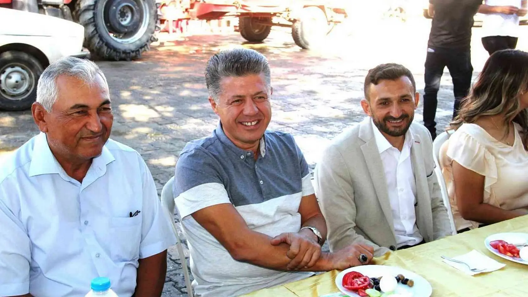 AK Parti'li Özkan Sarıgöl'de esnafla buluştu