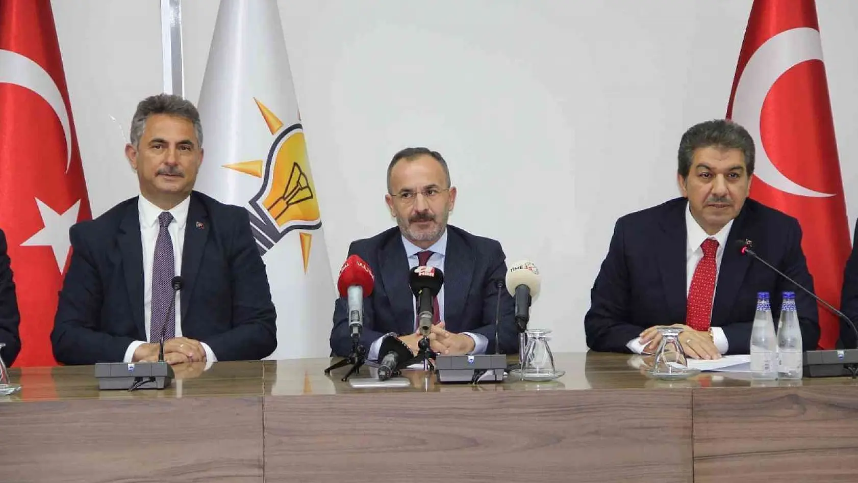 AK Partili 11 büyükşehir grup başkanvekili İzmir'de buluştu