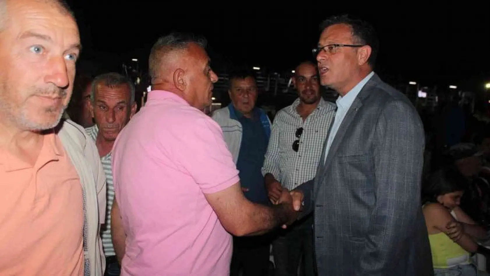 Alaşehir Belediyesi 2 bin 500 kişilik iftar verdi
