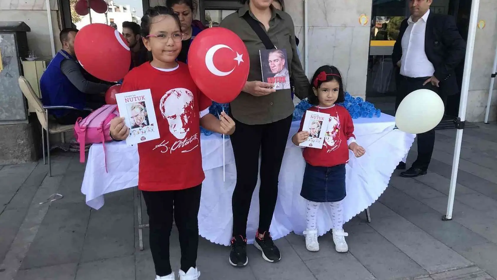 Alaşehir Belediyesin gençlere ve çocuklara Nutuk hediye etti