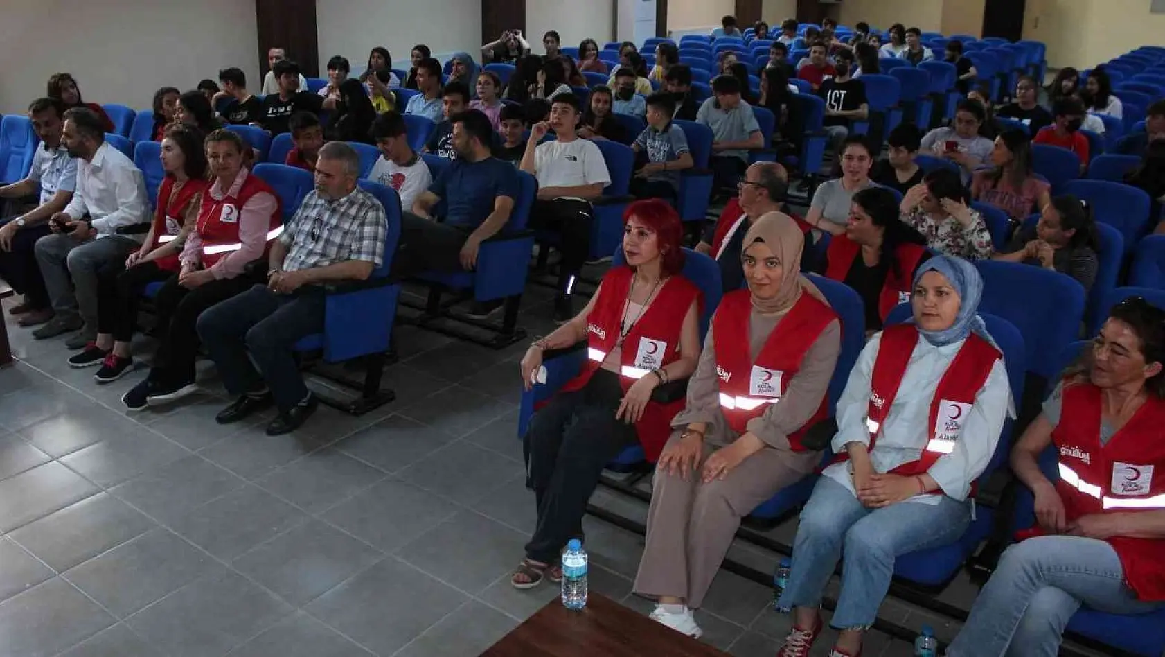 Alaşehir'de Kızılay'dan öğrencilere sınav eğitimi