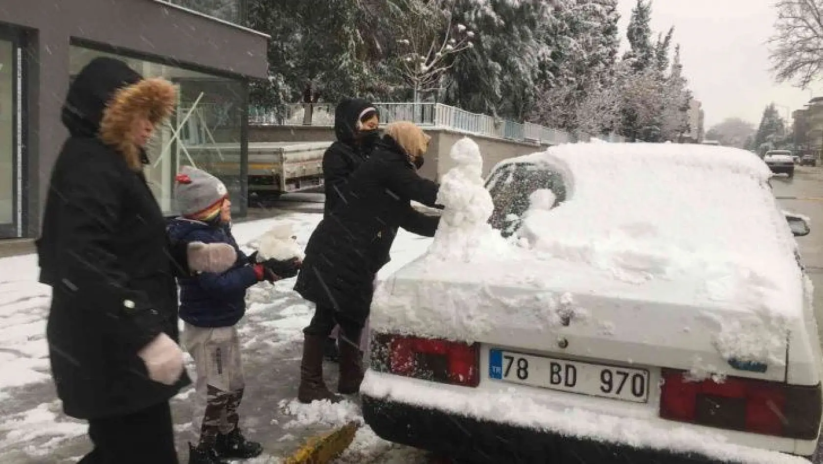Alaşehir şehir merkezi mevsimin ilk karıyla tanıştı