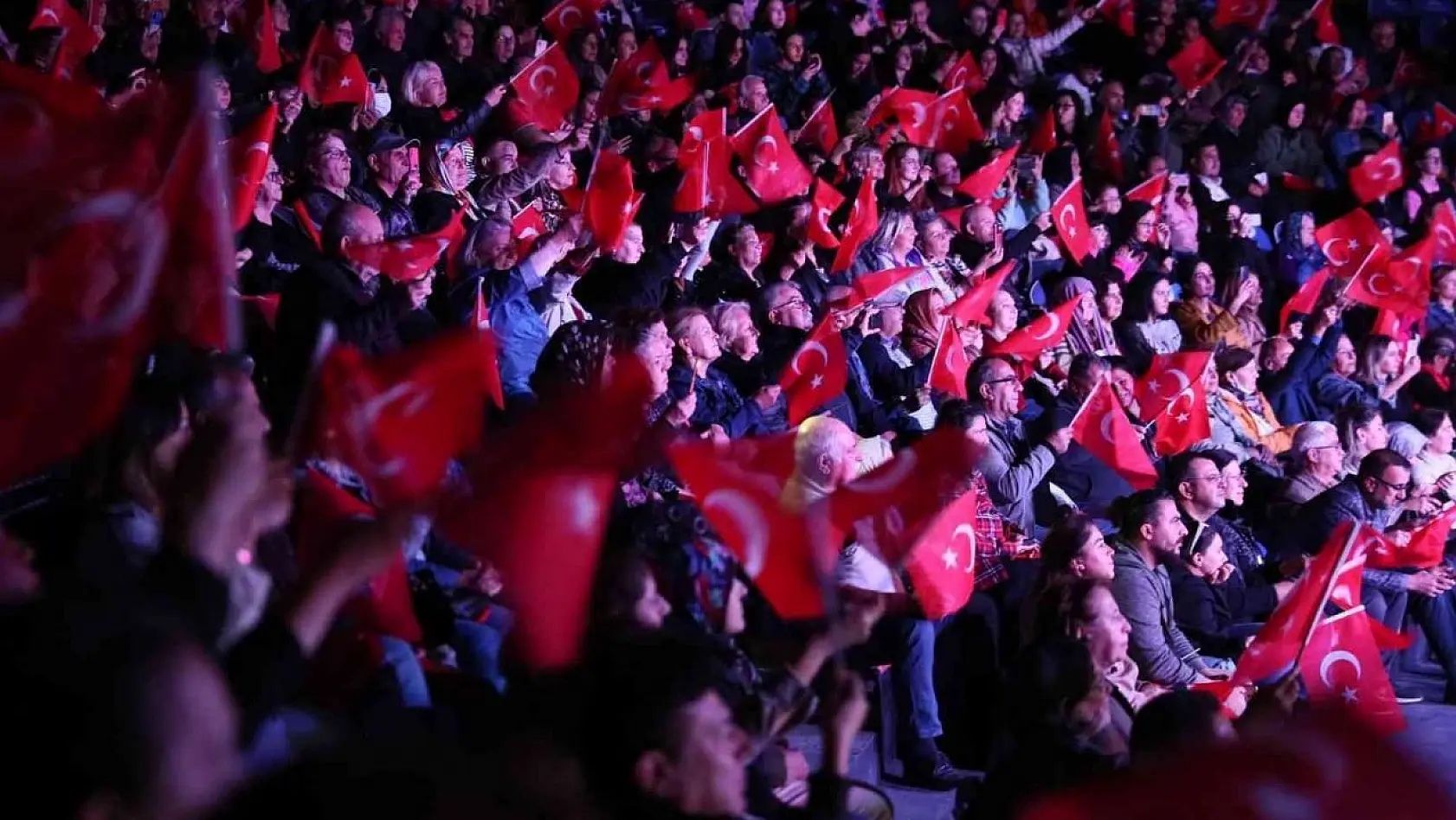 Aliağa'da Cumhuriyet Bayramı coşkusu ASEV konseriyle başladı