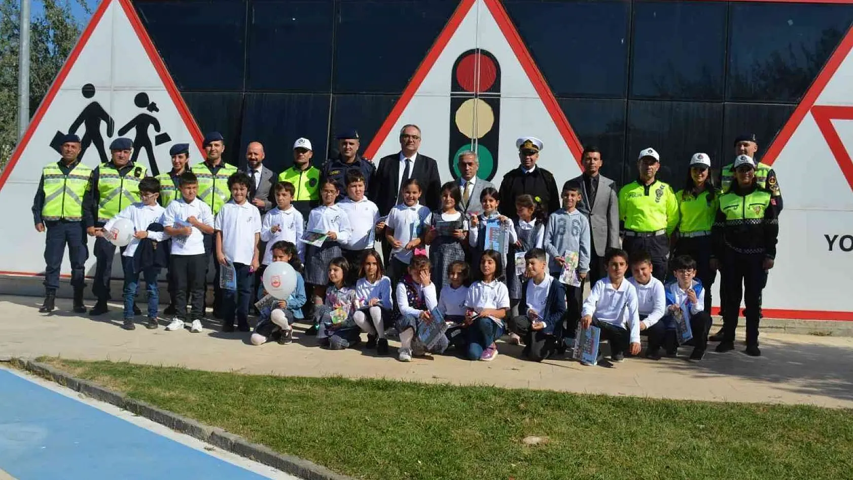 Aliağa'daki Şehit Fethi Sekin Çocuk Trafik Eğitim Parkı tekrar faaliyete geçti