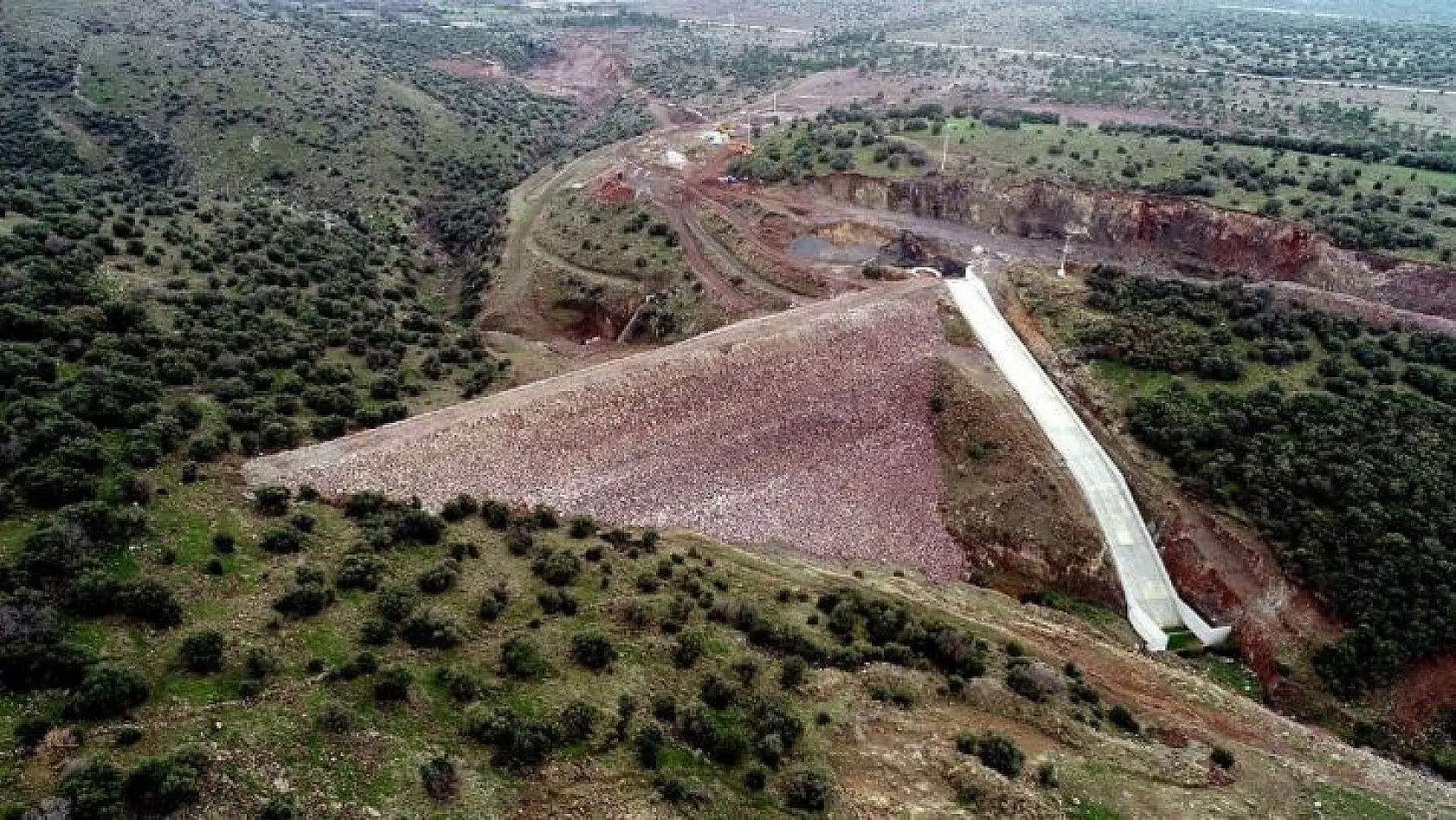 Aliağalı üreticilerin sabırsızlıkla beklediği Kalabak Barajı'nın gövde dolgusu tamamlandı