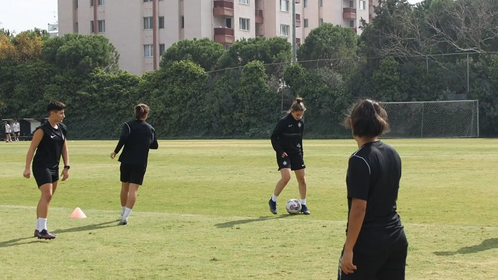 Altay'da mali sorunların faturası, Kadın Futbol Takımı'na çıktı