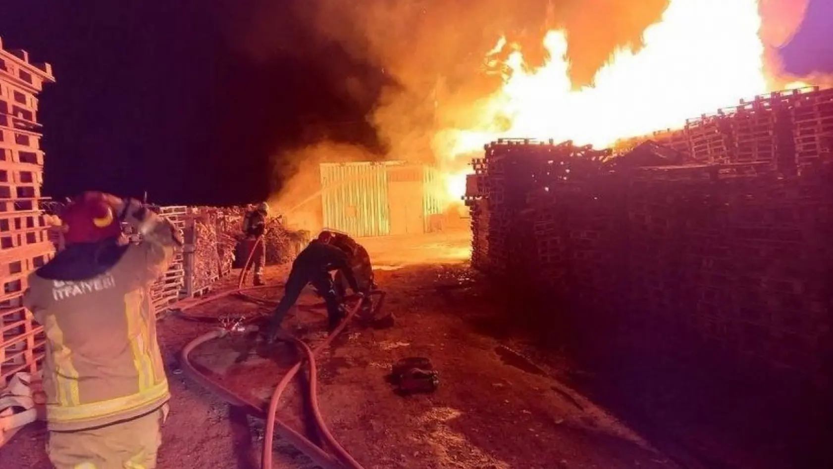 Ambalaj fabrikasında korkutan yangın, fabrikaya sıçramadan son anda söndürüldü