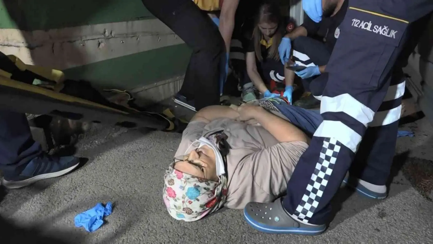 Ambulans yaya geçidindeki yaşlı kadına çarptı, ilk müdahaleyi ambulansta bulunan sağlıkçılar yaptı