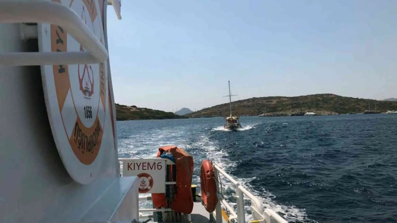 Arıza yapan 12 metrelik tekne kurtarıldı