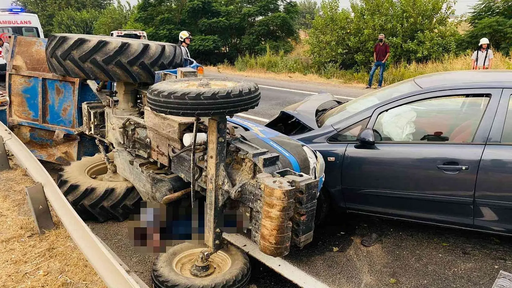 Arkadan otomobilin çarptığı traktör sürücüsü hayatını kaybetti