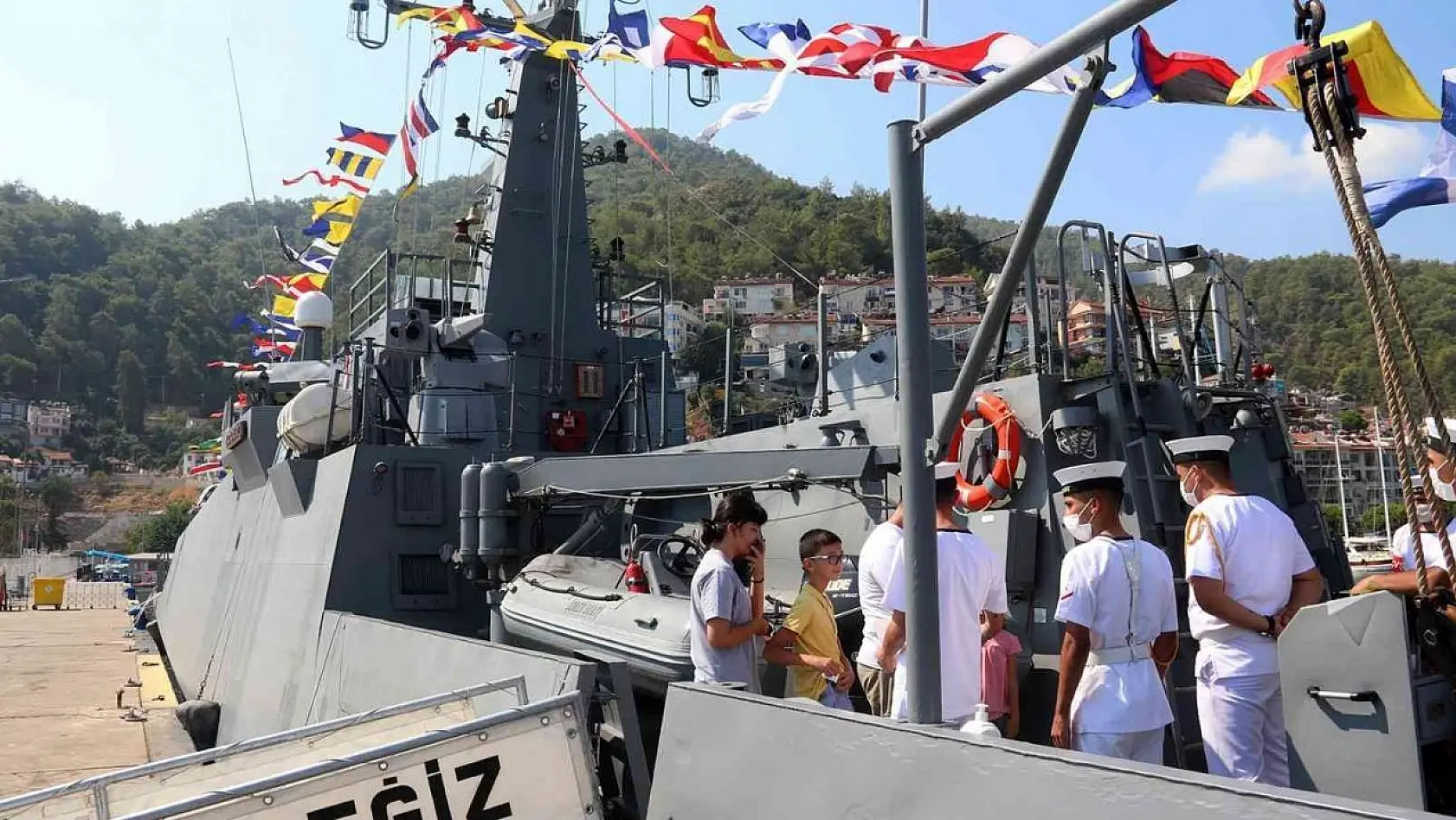 Askeri gemiler, Fethiye'de halkın ziyaretine açıldı
