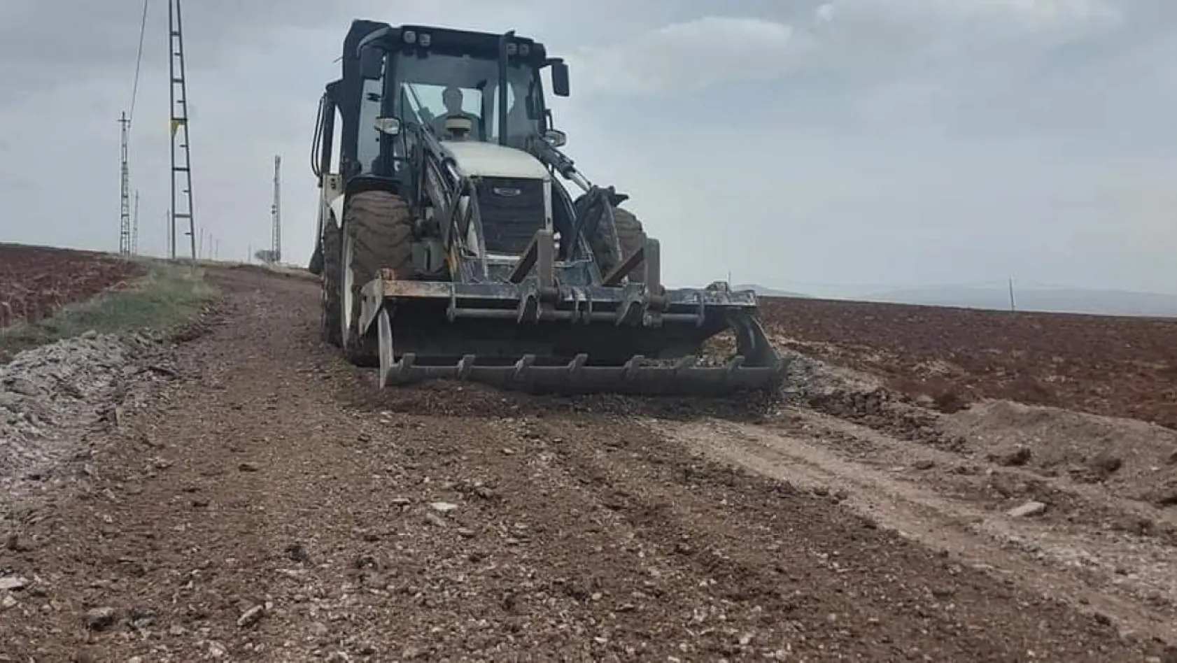 Aslanapa'da atık asfalt malzemeler arazi yollarında değerlendiriliyor