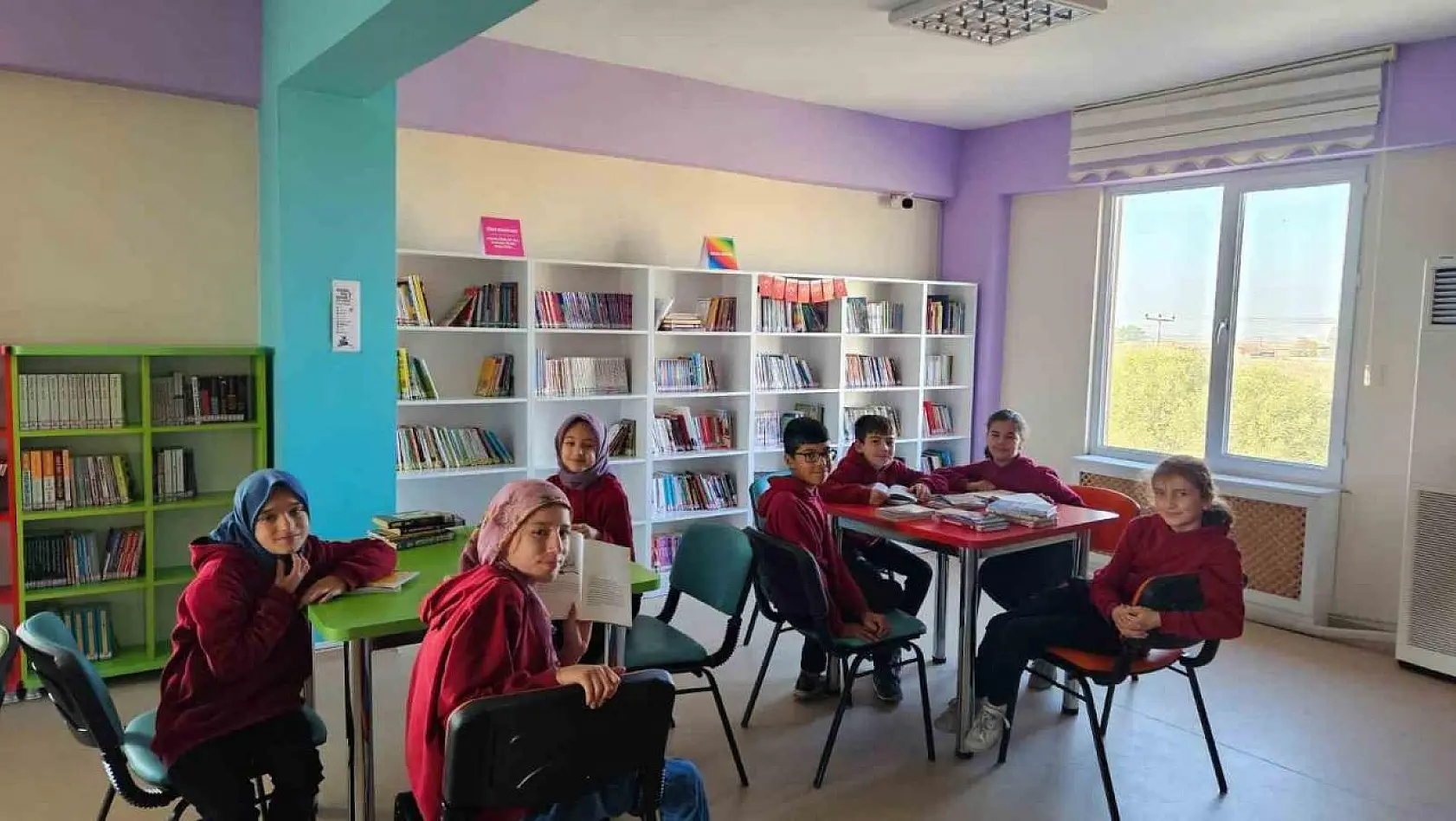 Aslanapa'da öğrenciler bazı dersleri Halk Kütüphanesinde işliyorlar