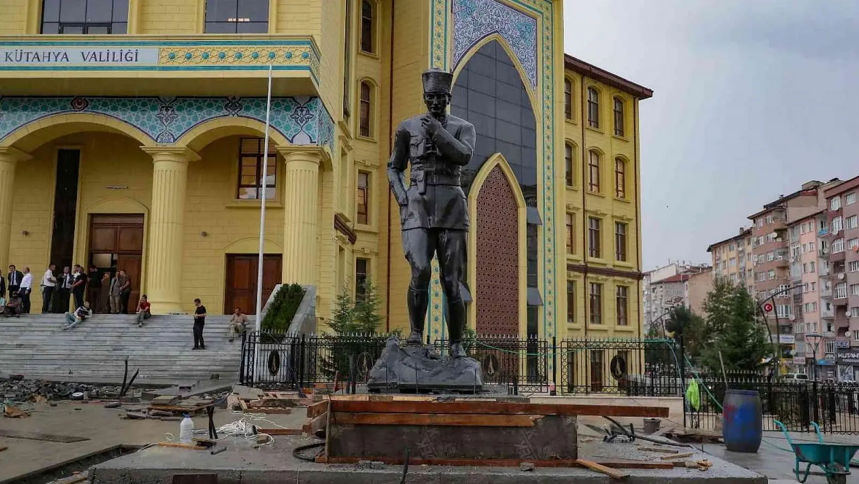 Atatürk'ün heykeli meydandaki yerinde