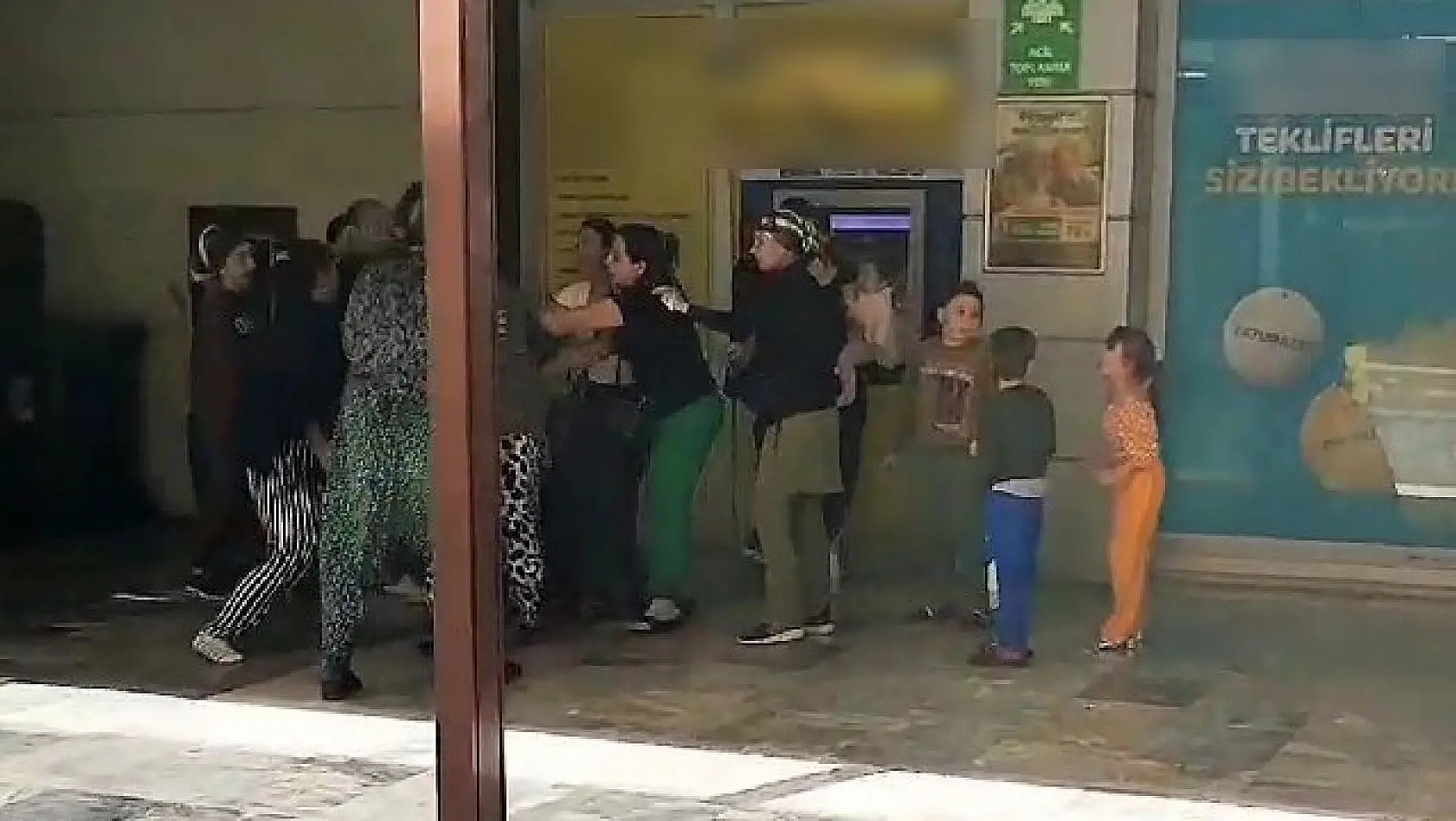 ATM'de sıra bekleyen kadınlar yumruklu kavgaya tutuştu