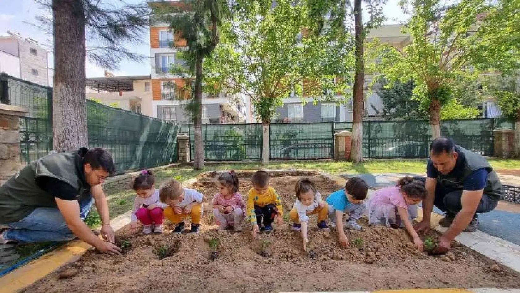 Aydın Büyükşehir Belediyesi'nin Ata Tohumları Projesi çocukların ellerinde büyüyor