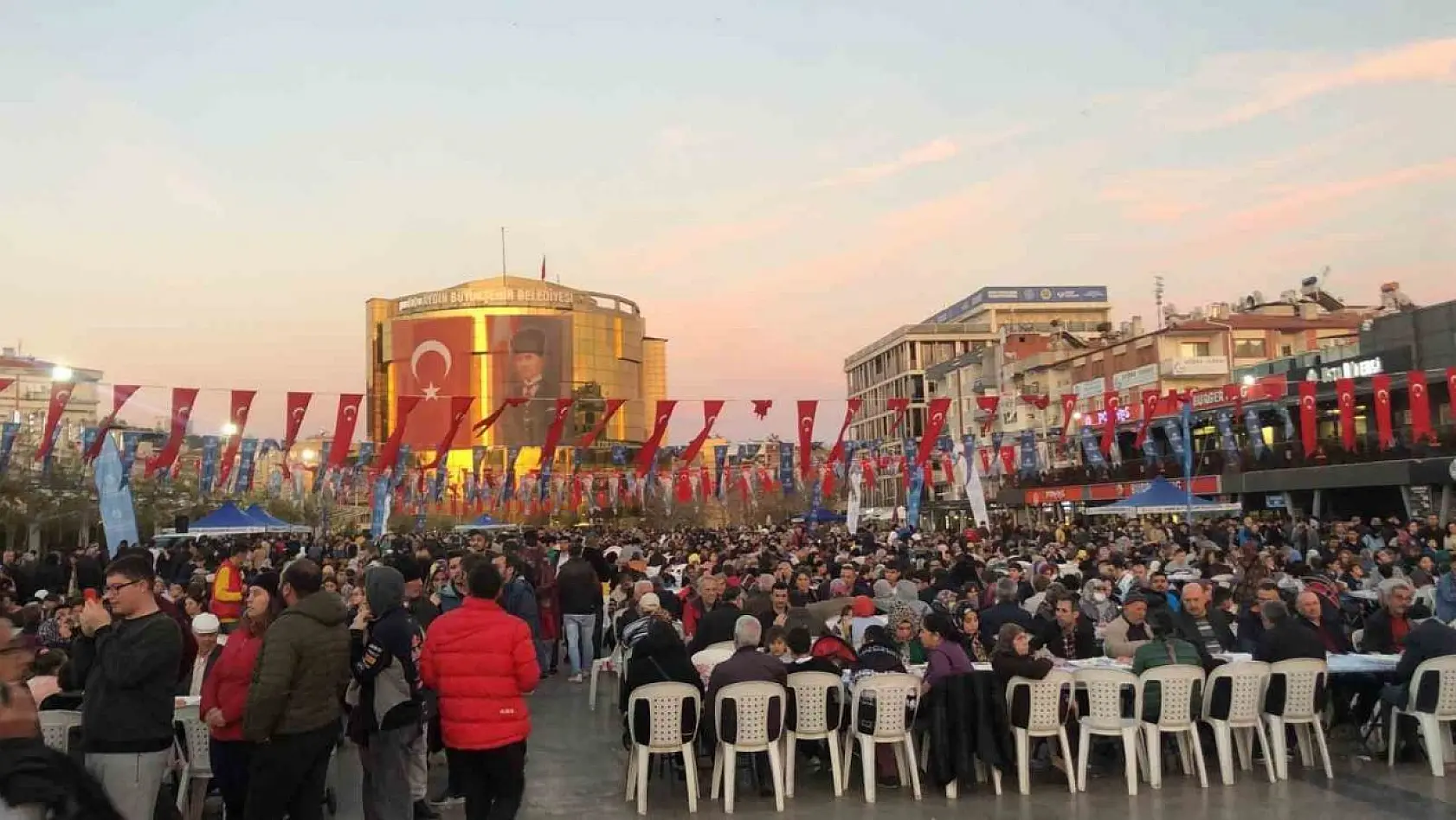 Aydın Büyükşehir'den 9 noktada 15 bin kişilik iftar yemeği