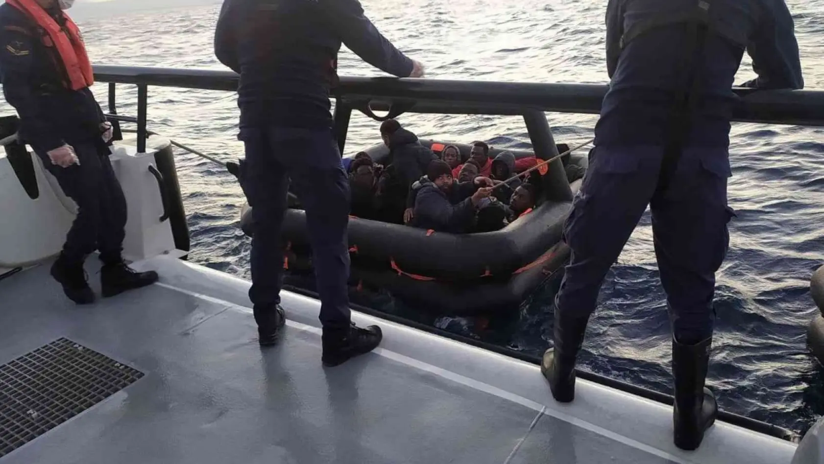 Aydın'da 35 düzensiz göçmen kurtarıldı