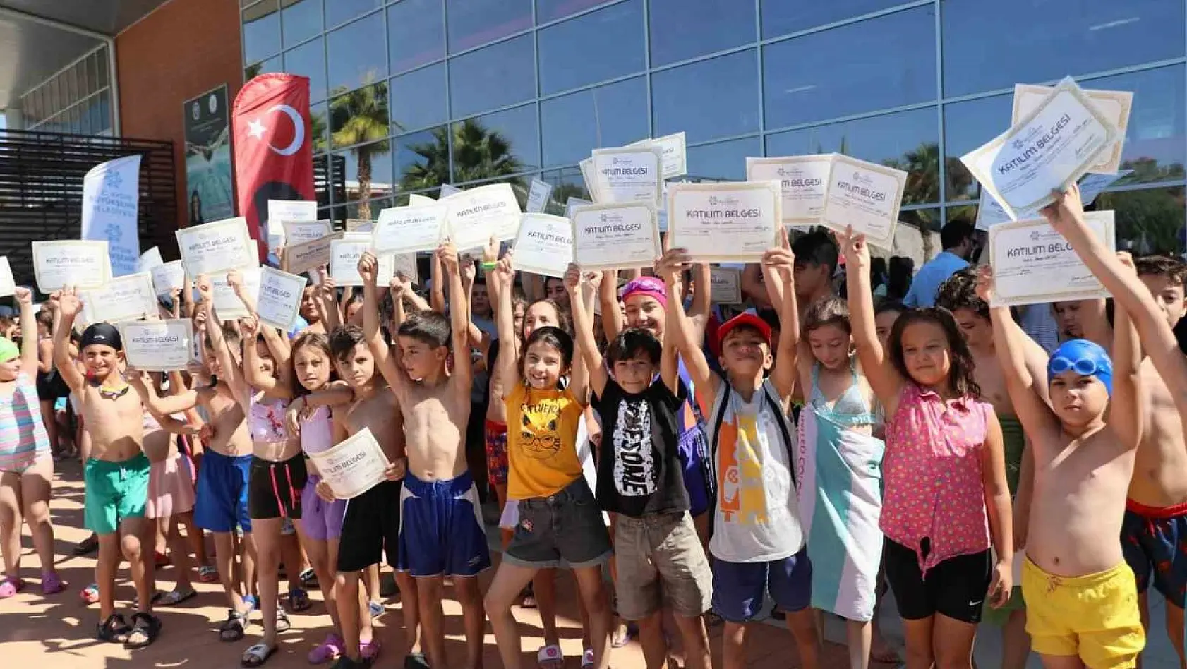 Aydın'da 750 öğrenci Büyükşehir Belediyesi'nden yüzme sertifikası aldı