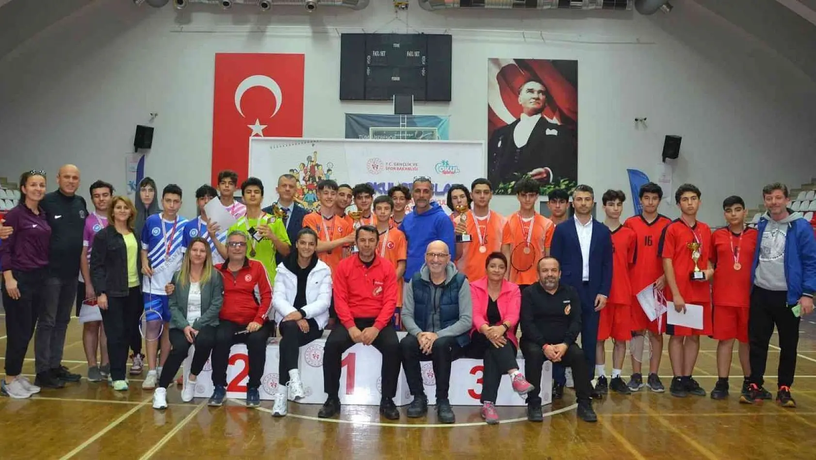 Aydın'da Badmiton Gençler Erkek Kız Turnuvası'nda il birincileri belli oldu
