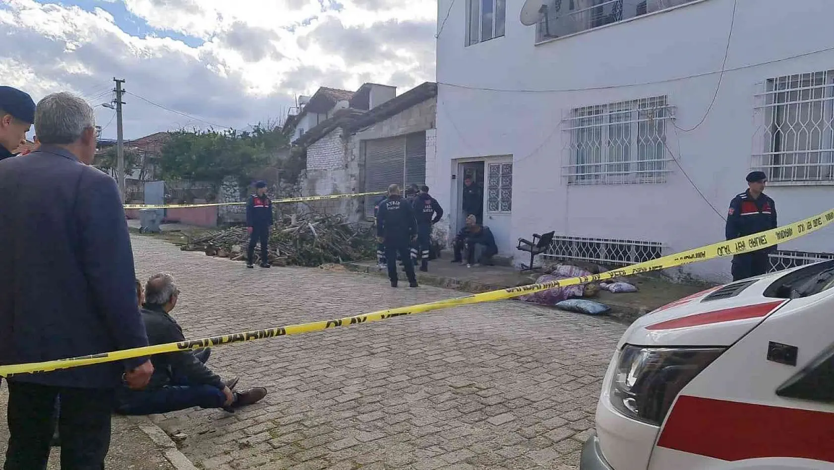 Aydın'da bir anne ve 2 çocuğu evlerinde ölü bulundu
