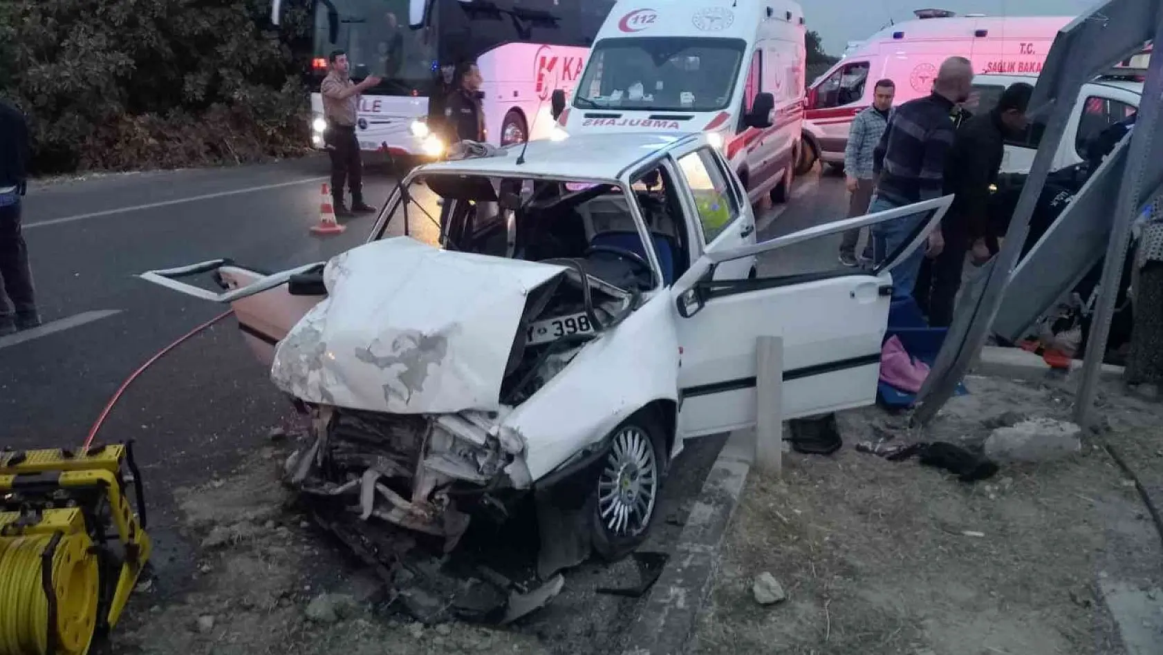 Aydın'da iki otomobil kafa kafaya çarpıştı: 5 yaralı