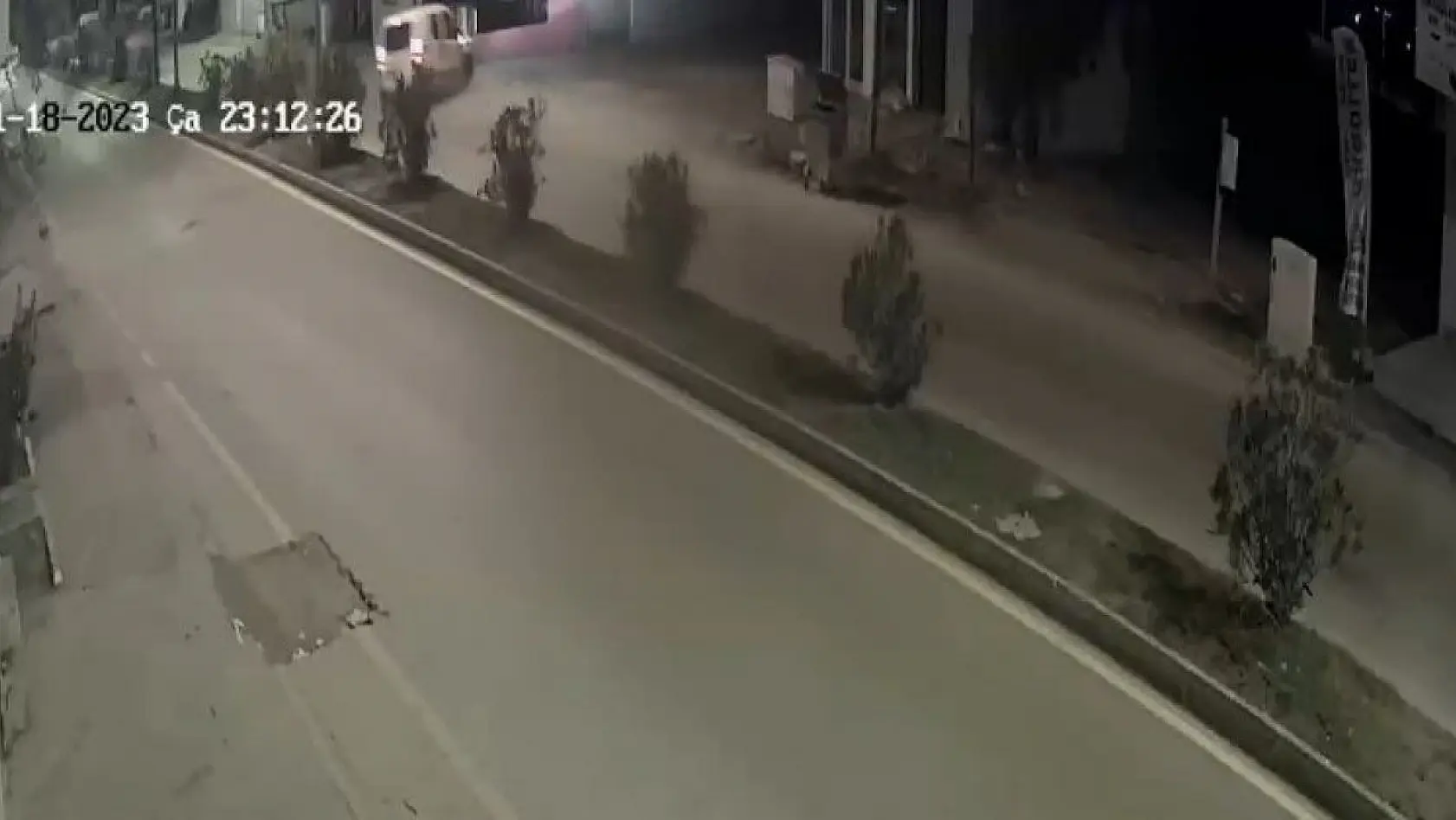Aydın'da iş yerine dalan araç kazasının güvenlik kamera görüntüleri ortaya çıktı