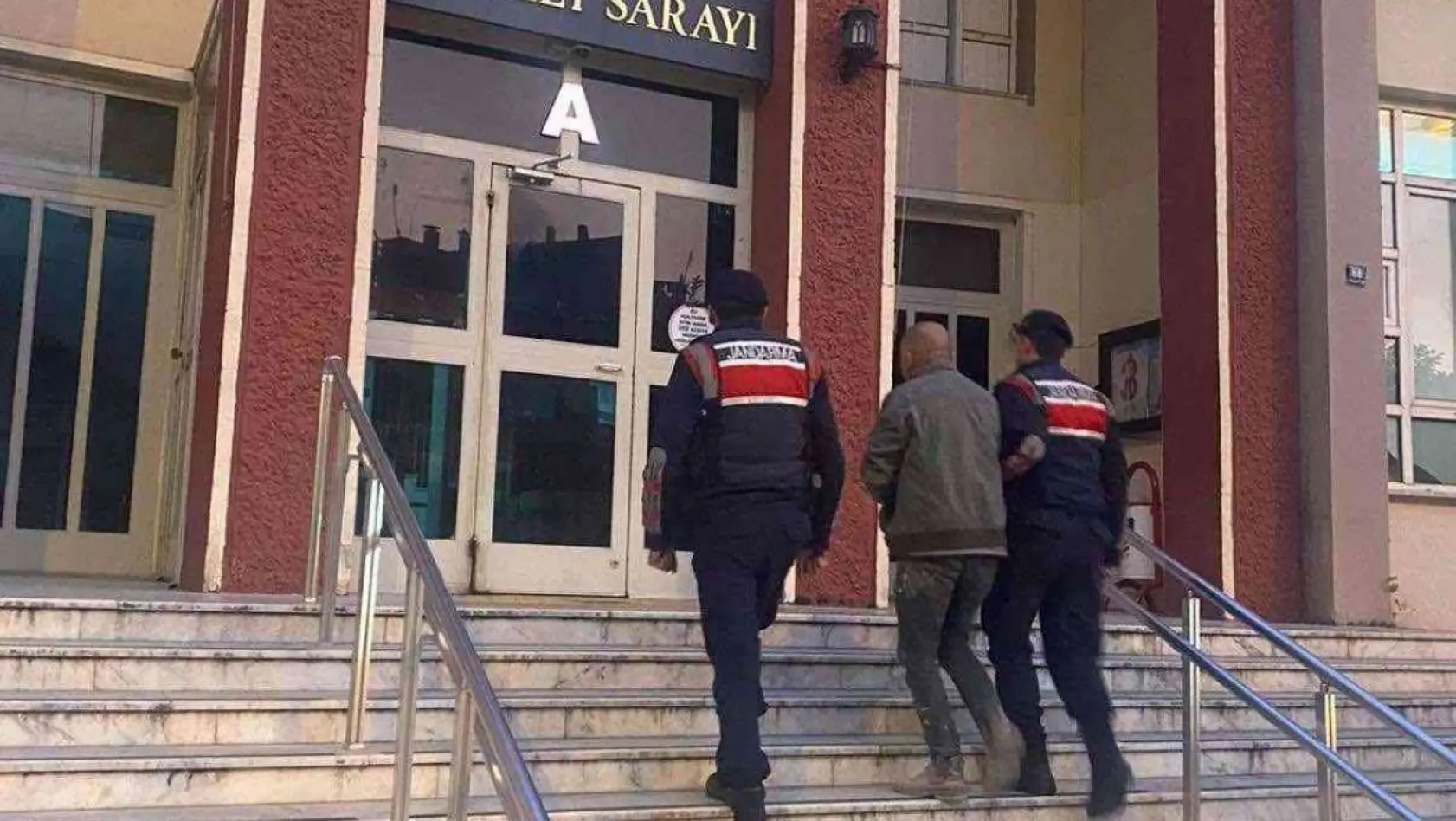Aydın'da Jandarma 4 aranan şahsı yakaladı