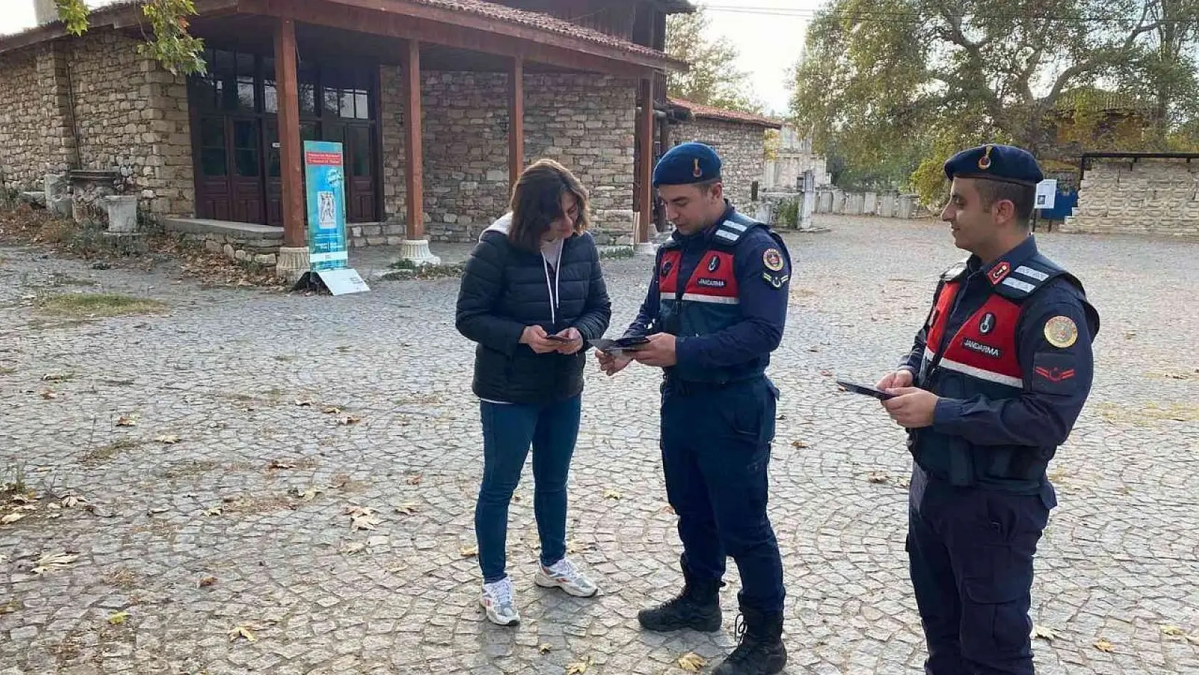 Aydın'da jandarma ekipleri vatandaşlara KADES'i tanıttı