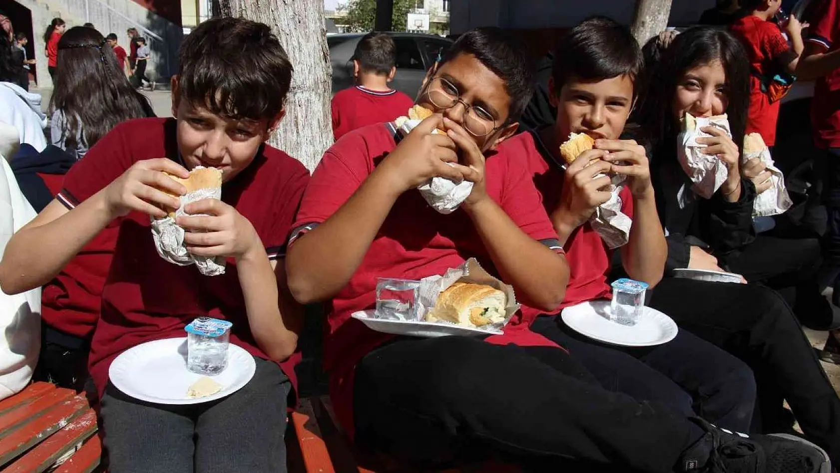 Aydın'da öğrencilerin balık ekmek keyfi