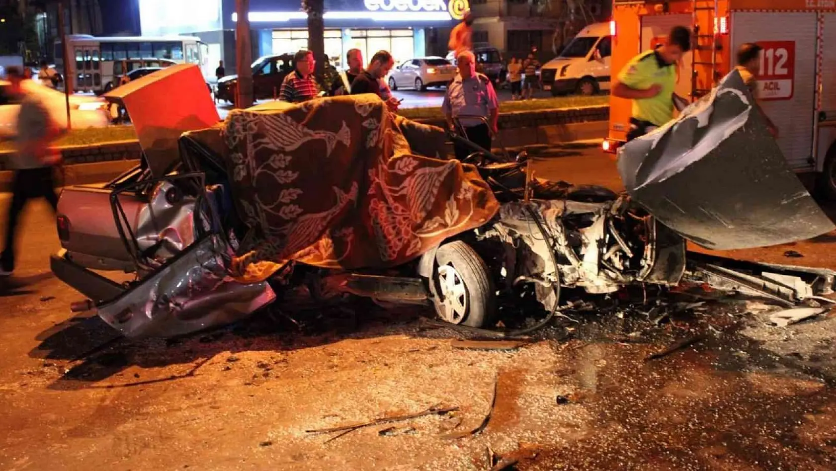 Aydın'da otomobil halk otobüsüne çarptı: 1 ölü, 3 yaralı