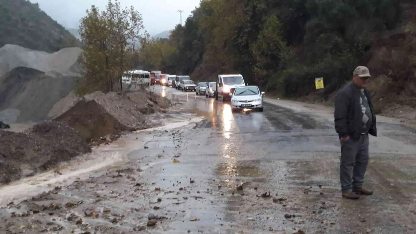 Aydın'da şiddetli yağış sonrası Köşk-Ödemiş yolu trafiğe kapandı