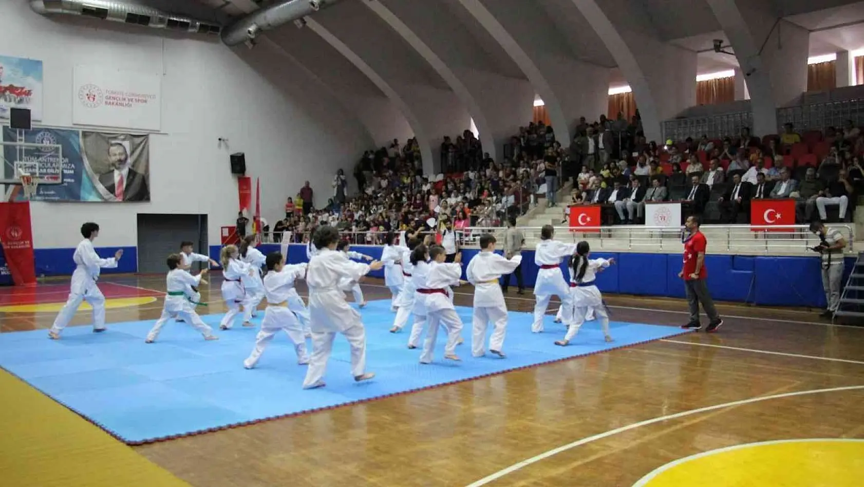 Aydın'da Yaz Spor Okulları düzenlenen tören ile açıldı